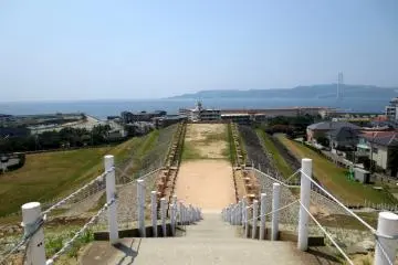 <p>มองลงไปยังด้านล่างสุสานและเกาะอาวาจิ</p>