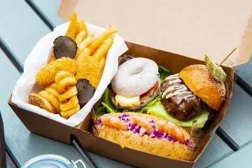 The fare is American-inspired (Photo: <a href="https://prtimes.jp/main/html/rd/p/000000727.000006521.html" target="_blank" rel="noreferrer noopener nofollow">PR Times</a>)