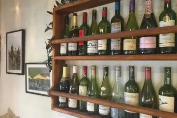 Decor that says "Italy!"