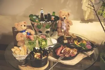 The glamping-style meal (Photo: <a href="https://prtimes.jp/main/html/rd/p/000001075.000024668.html" target="_blank" rel="noreferrer noopener nofollow">PR Times</a>)