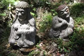 Chilling on the approach to the temple