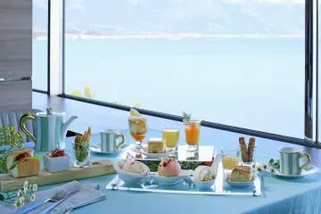 Afternoon tea with a view (Photo: <a href="https://prtimes.jp/main/html/rd/p/000000730.000006521.html" target="_blank" rel="noreferrer noopener nofollow">PR Times</a>)