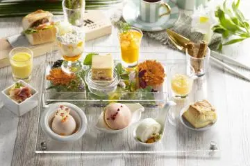 The afternoon tea menu incorporates the taste of summer via peach and mango dishes (Photo: <a href="https://prtimes.jp/main/html/rd/p/000000730.000006521.html" target="_blank" rel="noreferrer noopener nofollow">PR Times</a>)