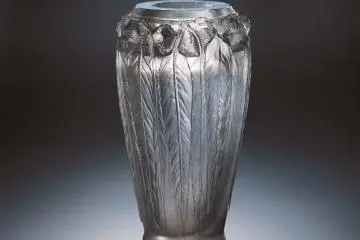This vase is embellished with eucalyptus leaf motifs (Photo: <a href="https://prtimes.jp/main/html/rd/p/000000244.000038211.html" target="_blank" rel="noreferrer noopener nofollow">PR Times</a>)