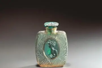 A perfume bottle decorated with fern leaf designs (Photo: <a href="https://prtimes.jp/main/html/rd/p/000000244.000038211.html" target="_blank" rel="noreferrer noopener nofollow">PR Times</a>)