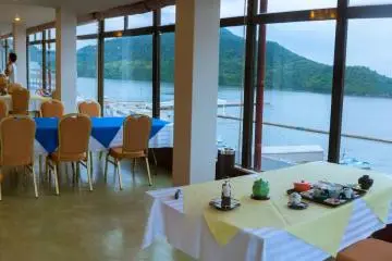 <p>The restaurant serves nice food with an amazing view</p>