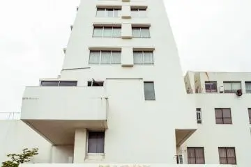 <p>It's hard to miss this towering hotel</p>