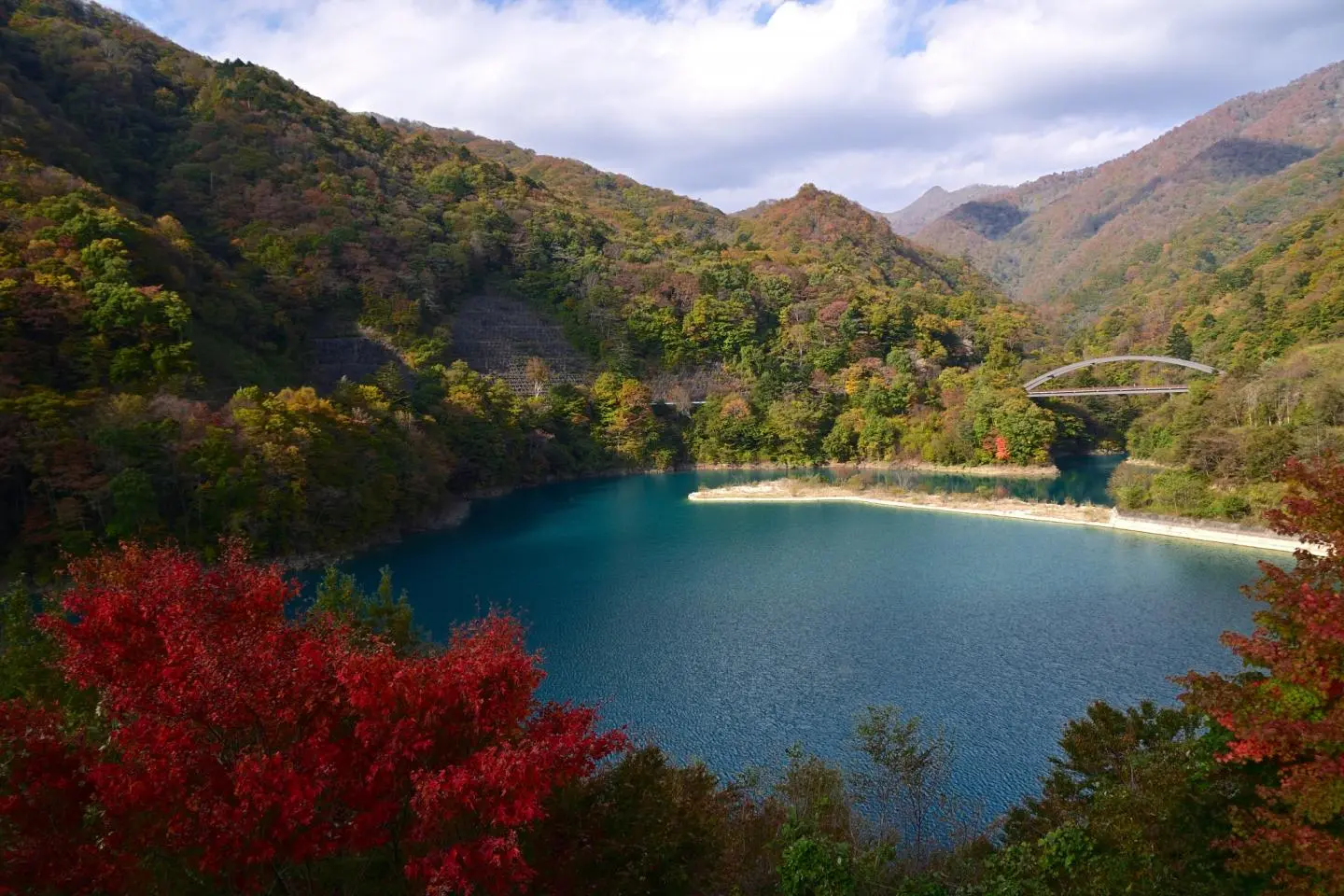 저작권:  Okushima Lake's autumn colors – Hama-Kid / Shutterstock.com