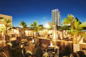 The venue is on a rooftop, surrounded by the city lights (Photo: <a href="https://prtimes.jp/main/html/rd/p/000000001.000080572.html" target="_blank" rel="noreferrer noopener nofollow">PR Times</a>)