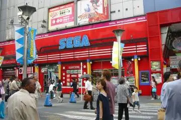 Sega Gigo is a huge game center where you'll spend a lot of time! (Photo: Sega Gigo – <a href="https://www.flickr.com/photos/st3f4n/130342397" target="_blank" rel="noreferrer noopener nofollow">DocChewbacca</a> / <a href="https://creativecommons.org/licenses/by-sa/2.0/" target="_blank" rel="noreferrer noopener nofollow">CC BY-SA 2.0</a>)
