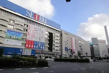 Ikebukuro Station's east exit (Photo: East Exit – <a href="https://commons.wikimedia.org/wiki/File:Ikebukuro_Station_East.jpg" target="_blank" rel="noreferrer noopener nofollow">Dick Thomas Johnson</a> / <a href="https://creativecommons.org/licenses/by/2.0/" target="_blank" rel="noreferrer noopener nofollow">CC BY 2.0</a>)