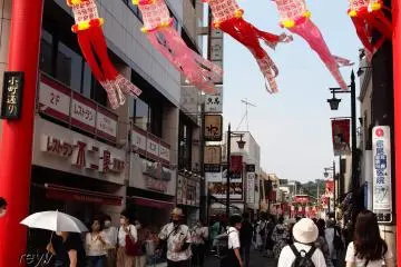 Young and old, men and women, fill the streets of Komachi even during the State of Emergency