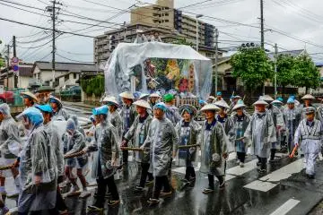 เทศกาลยังดำเนินต่อไปอย่างครึกครื้นแม้ฝนจากพายุไต้ฝุ่นจะตกลงมา