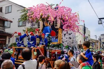 เทศกาลจะมีขบวนแห่ดาชิสีสันสวยงามทั้ง 10 ขบวน