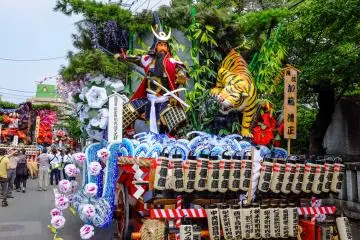 สีสันและการประดับของขบวนแห่ทั้ง 10 นั้นสุดยอดและเหมาะแก่การมาชมใกล้ ๆ ก่อนงานเทศกาลจะเริ่ม