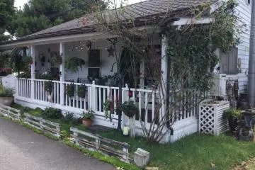 I'd love to sit out in this porch and chat with neighbors