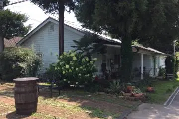 This house transports me straight to the suburbs of America