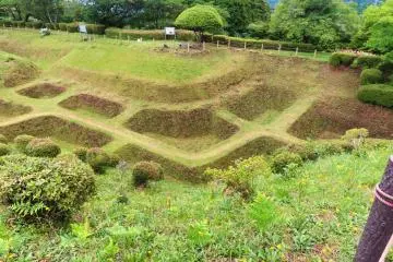 Waffle shaped moats