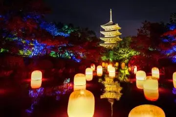 Lights and lanterns fill the grounds of Toji Temple for this event (Public Domain)
