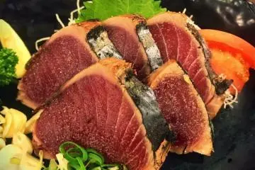Thickly cut slices of bonito