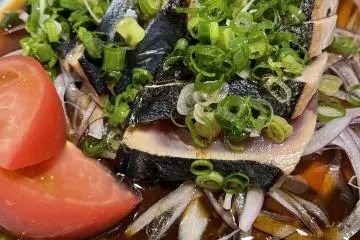 There are many variations of katsuo no tataki
