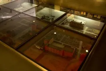 A model that replicates the city in ruins