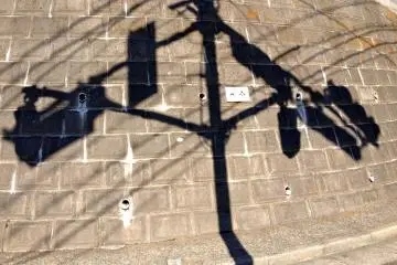 Near Hiroo: Traffic lights and a curved wall