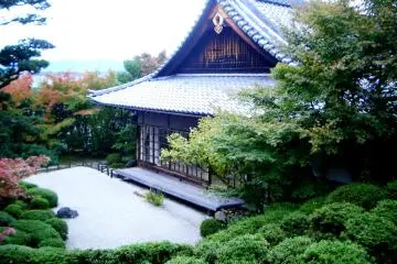 <p>The white sand garden of Shisendo is a beautiful contrast to the cityscape below</p>