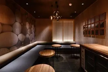 The open lounge area, perfect for a relaxing drink (Photo: <a href="https://prtimes.jp/main/html/rd/p/000000004.000084115.html?fbclid=IwAR3WxWO5ovbh3k6_ZplOXQM1ymbtG8NYH9Er7UGfLhBF6E2jClH-GZA_uvE" target="_blank" rel="noreferrer noopener nofollow">有限会社 Saika</a>)