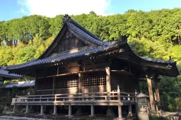 The sound of Buddhist chanting coming from the temple hall wakes you up in the morning
