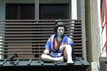 Another Kabuki character on the roof