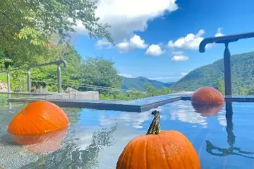 Bathing with pumpkins - can't get more autumnal than that!