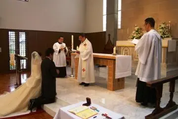 Weddings take on an extra dimension at St Marys Kyoto (Photo: <a href="http://www.tokyoartbeat.com/tablog/entries.en/2013/09/translators-wanted-tab-is-recruiting.html" target="_blank" rel="noreferrer noopener nofollow">Hideyuki Kamon</a>)