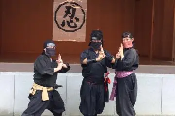 Ikuhiko Aoyama and his co-actors