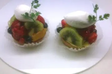<p>Delightful mini fruit flans at Cafe de Take</p>