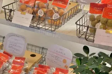 Various vegan friendly cookies are available, and some types are gluten-free