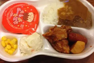 <p>A kid's curry rice and chicken karaage set</p>