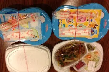 <p>Two kids curry sets and one spicy beef adult set with steamed rice for a total of 1,500 yen</p>