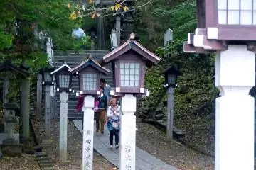 사당 길 옆에 있는 등불