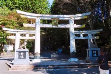 Triple Tori Gate Garden and two wolves