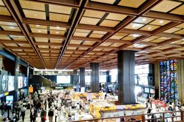 What's up? The ceiling of Sendai Station represents tatami rice mats, a nod to "Ohiroma," a now gone large-scale building at the castle site.