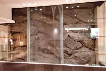 A random artificial waterfall among the souvenir and restaurants in the station basement floor.