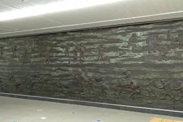A relief of an old artwork showing the "sankin kotai" system. This law of “alternate attendance” forced feudal lords and their samurai and assistants make the long march to Edo (Tokyo) and back regularly. It can be found on the No.2 train platform.