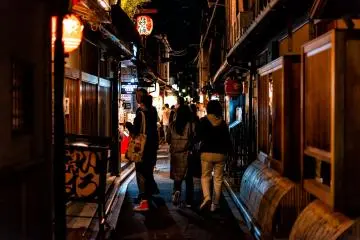 Nightly stroll along Pontocho (Photo: Kristi Blokhin / Shutterstock.com)