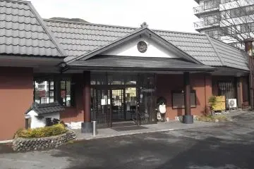 The entrance to the hotel