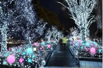 The lighting takes on a blue and pink Kiki and Lala theme