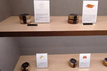 Honey comes in various flavors, such as nuts, harbenaro, and lemon