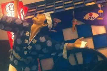 See how they balance the lanterns!