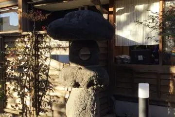 A glimpse of the antique buildings in the courtyard