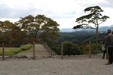 The summit is spacious and has places to rest or eat at
